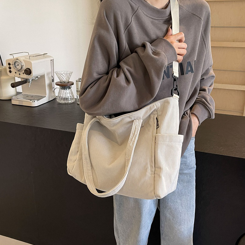 Pufflora กระเป๋าผ้าลูกฟูก รุ่น Multi-Way Bag ใบใหญ่ จุของเยอะ ใส่ A4/iPad ได้ มีซิป สไตล์เกาหลี ดีไซน์มินิมอล ถือคล้องแขนหรือสะพายข้างก็ได้