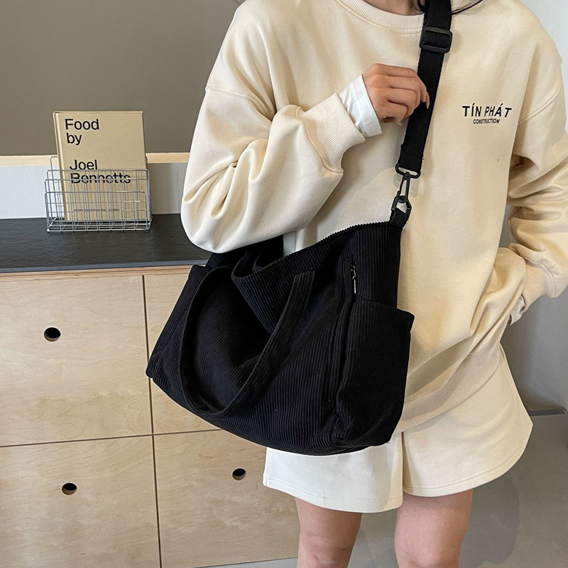 Pufflora กระเป๋าผ้าลูกฟูก รุ่น Multi-Way Bag ใบใหญ่ จุของเยอะ ใส่ A4/iPad ได้ มีซิป สไตล์เกาหลี ดีไซน์มินิมอล ถือคล้องแขนหรือสะพายข้างก็ได้